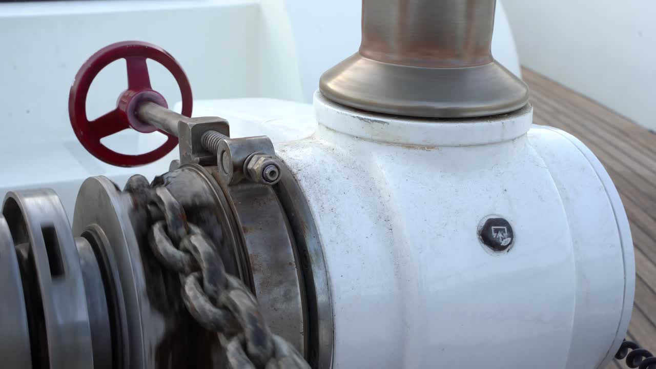 바다에서 닻을 내리고 새로운 모험을 시작할 준비를 합니다.