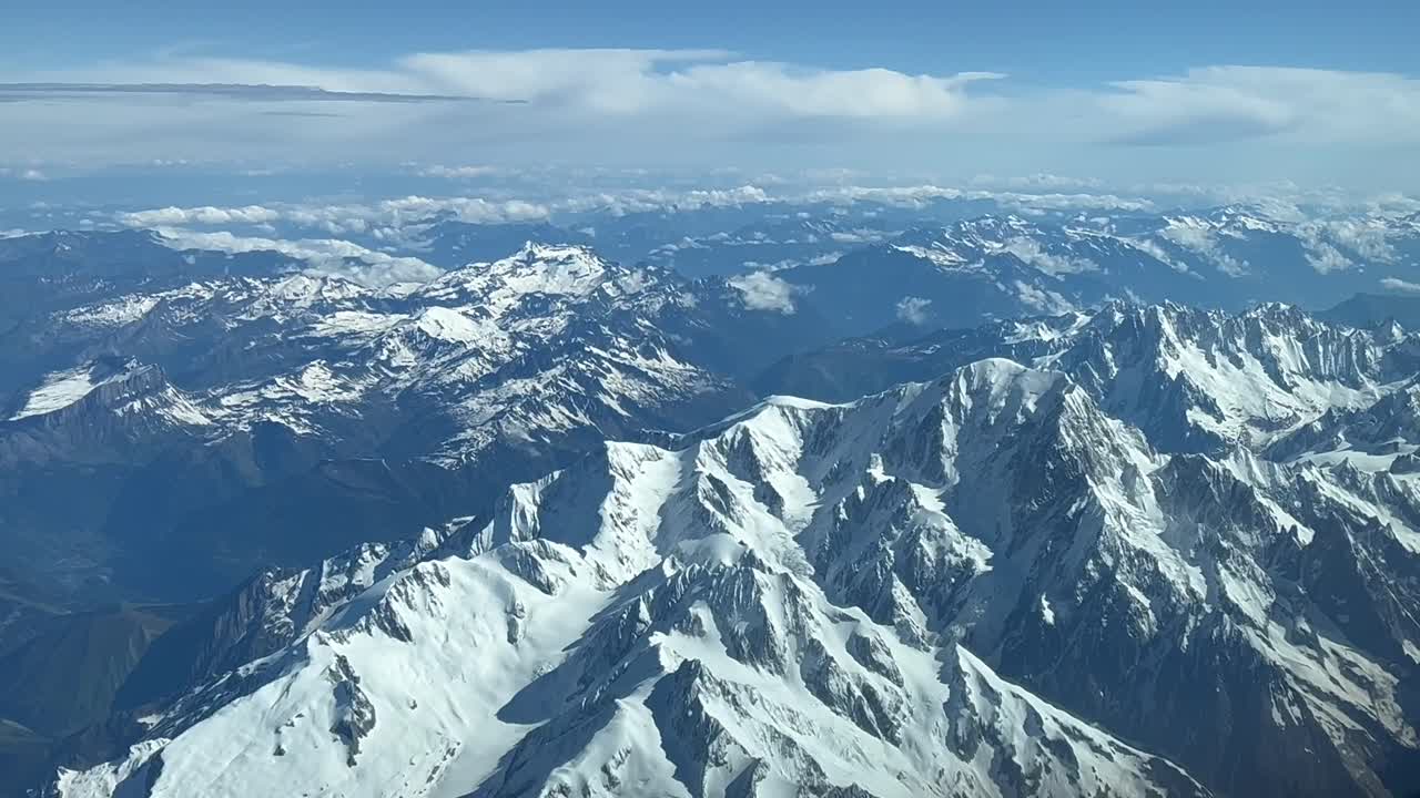 los alpes pov se extienden desde el cielo sobrevolando las cumbres en un espléndido día de verano