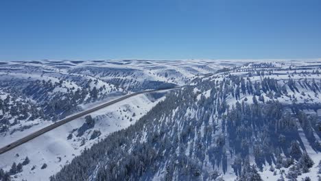 Straße-Im-Verschneiten-Berg