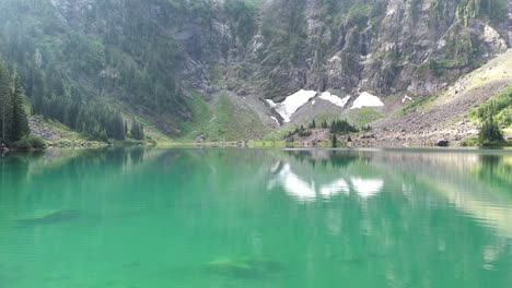 Impresionantes-Vistas-Mientras-El-Hombre-Vuela-Sobre-El-Lago-Veintidós,-Capturando-La-Belleza-De-La-Naturaleza