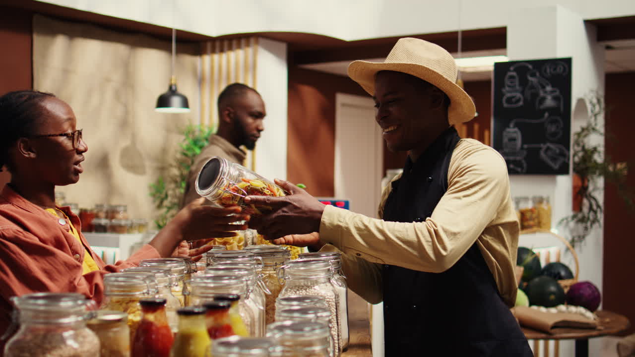 vendedor local que recomienda productos biológicos frescos a un cliente habitual