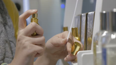perfume rociado por las manos de una hermosa chica