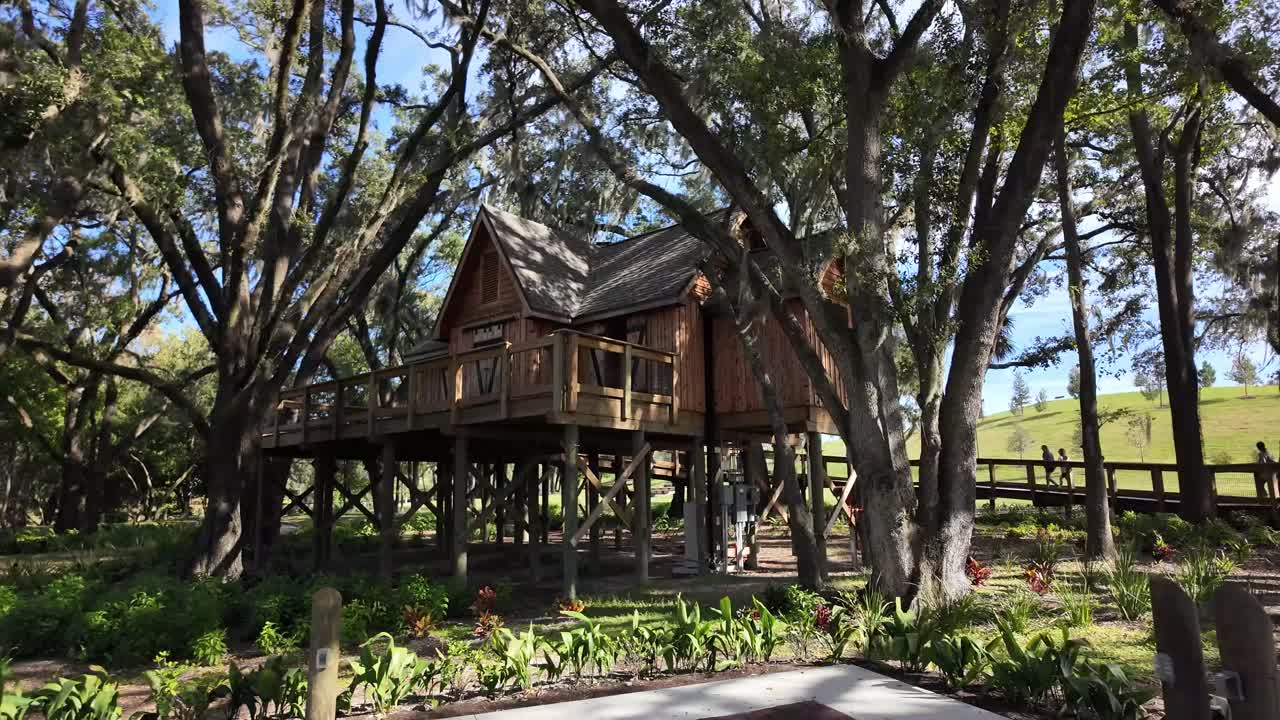 campo rural verde con casa rodeada de árboles y bosques