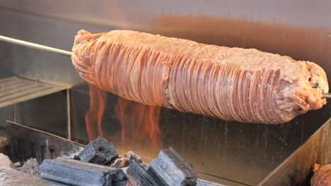 comida callejera turca: deliciosa carne a la parrilla en un palo
