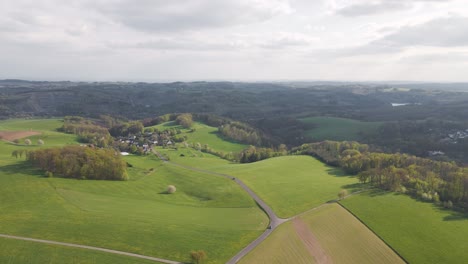 Pintorescos-Campos-Verdes-Y-Paisajes-En-El-Campo-Rural-Del-Norte-De-Renania---Westfalia-En-Alemania,-Europa