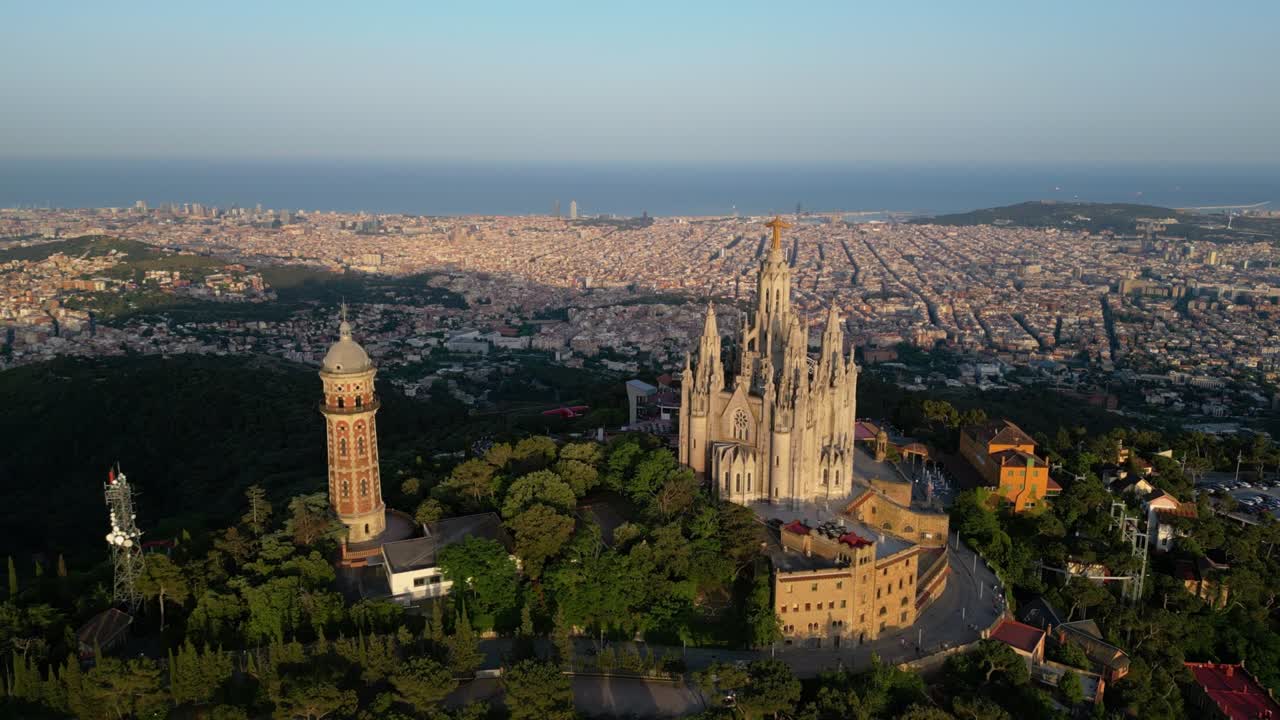 바르셀로나 스카이라인과 사그라트 코르 사원, 카탈로니아, 스페인