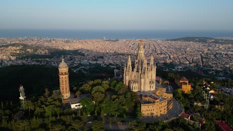 vista aérea del horizonte de barcelona con el templo del sagrat cor durante la puesta de sol, cataluña, españa