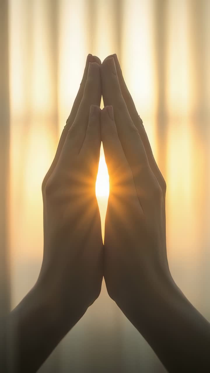 Video verticale: sole che splende, mani che premono sulla tenda, centrando il raggio di sole, formando un effetto starburst