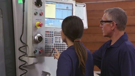 ingeniero entrena a una aprendiz femenina en una máquina cnc filmada en r3d
