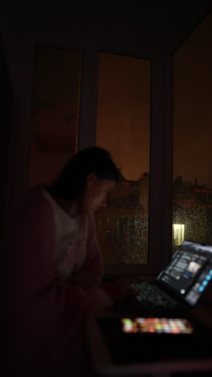 Persona che usa il portatile di notte