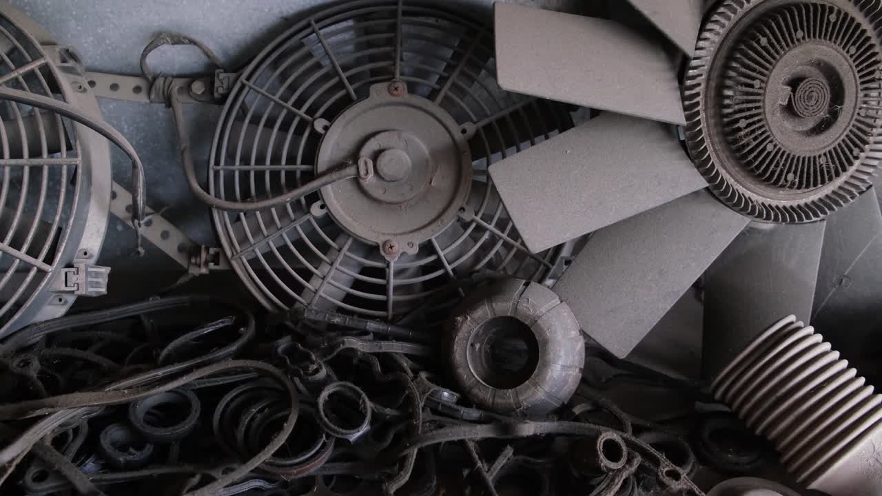 오래된 차량에서 가져온 먼지가 많은 팬과 벨트와 자동차 가게와 도구에서 교체, 방 ⁇ , 태국