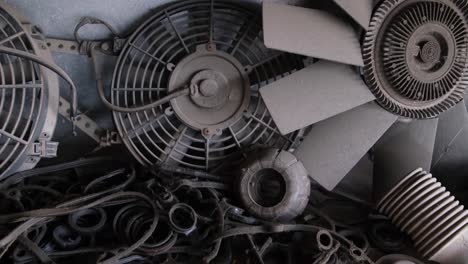 ventiladores y cinturones con tanto polvo tomados de vehículos viejos y reemplazados en un taller de automóviles y herramientas, bangkok, tailandia