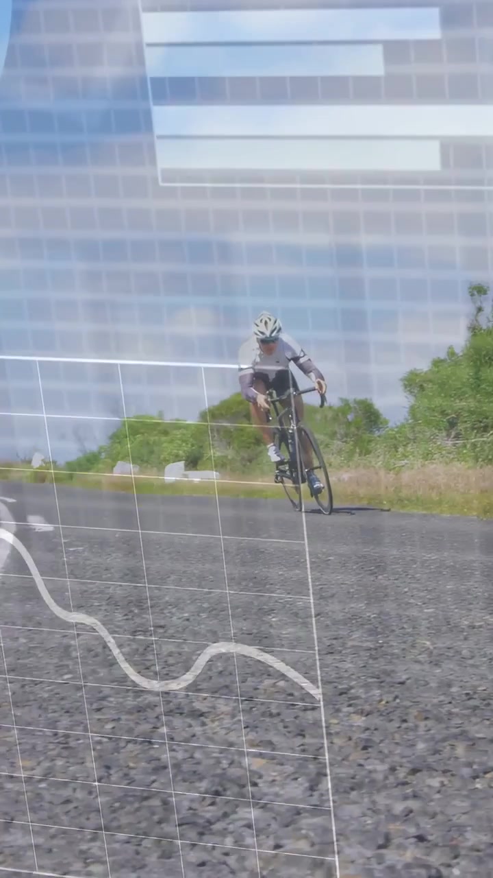 Vertikal video: Kvinnelig syklist nærmer seg lavt kamera på en hvit linje, mens en HUD logger sportsdata.