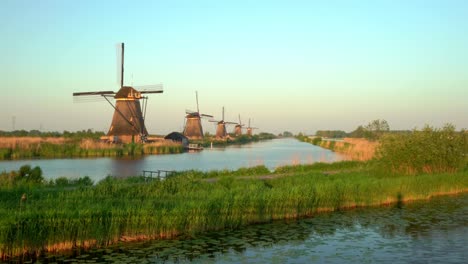 Idyllische-Holländische-Mühlenlandschaft-Neben-Kanal-Und-Fluss-Im-Polder-Kinderdijk