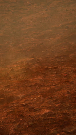 paisaje desértico rojo con niebla y polvo