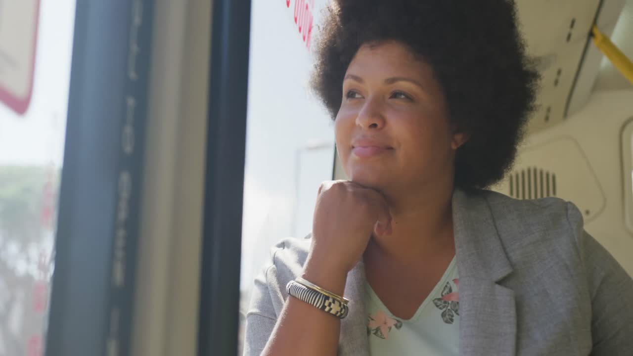 feliz más tamaño mujer biracial sentada en el autobús