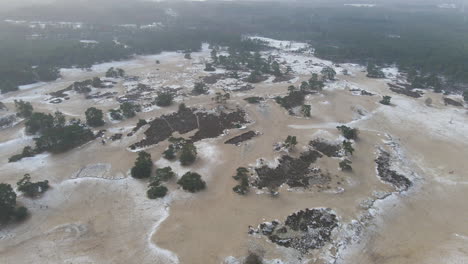 descripción aérea de las dunas de arena en invierno