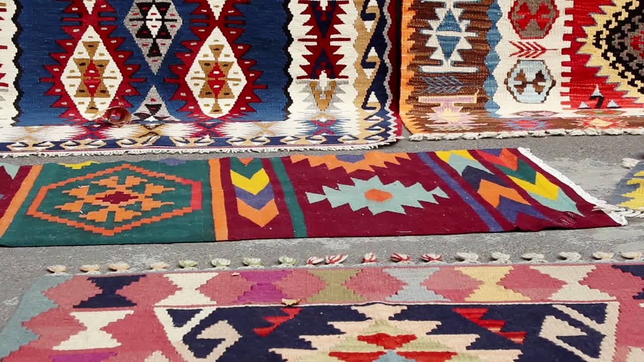 Tappeti colorati esposti in strada a Yerevan, Armenia.