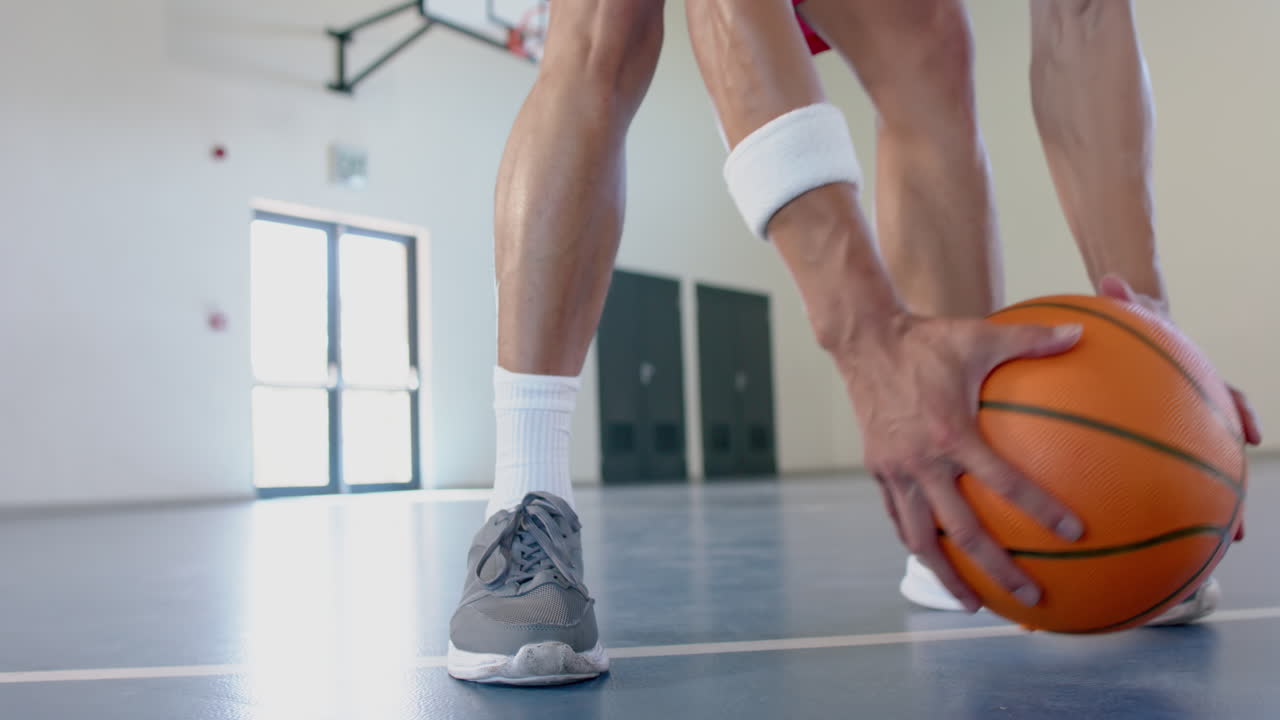Atleta lista para jugar baloncesto en un gimnasio.