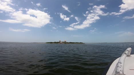 Segelboot-Zur-Vogelinsel-In-Holbox,-Mexiko-zeitlupe