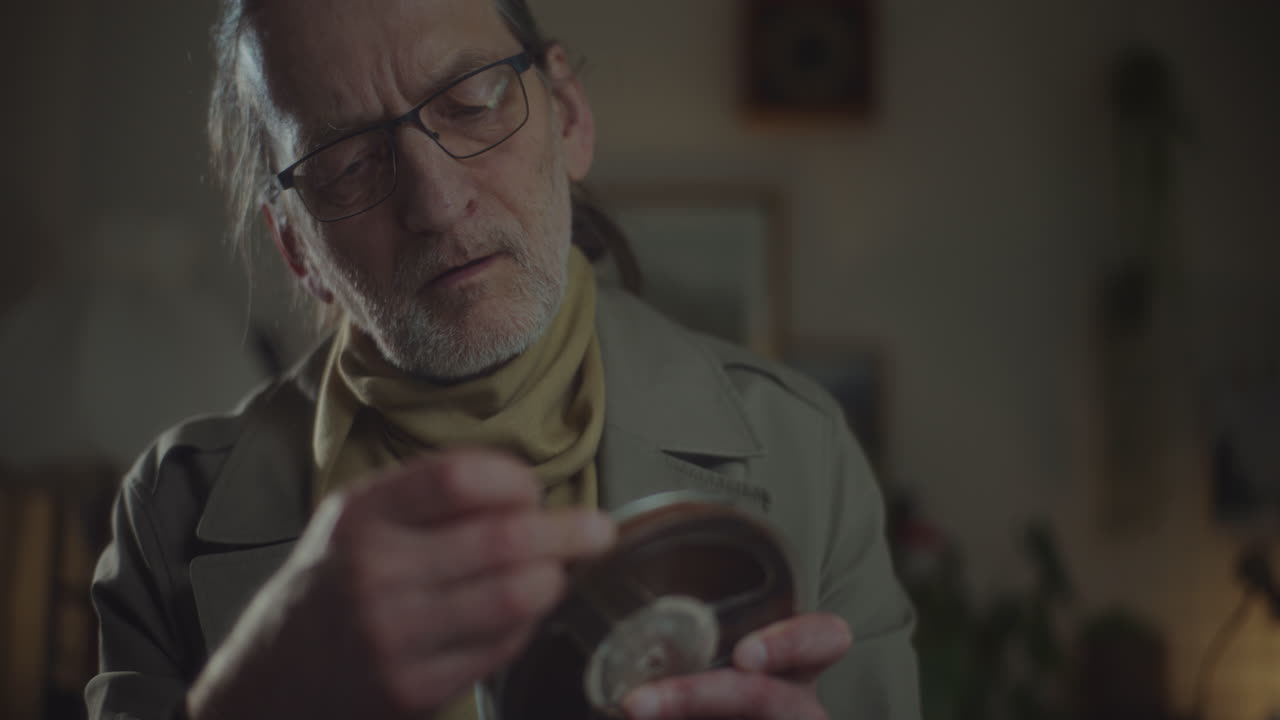 스파이는 신중한 녹음을 듣습니다.