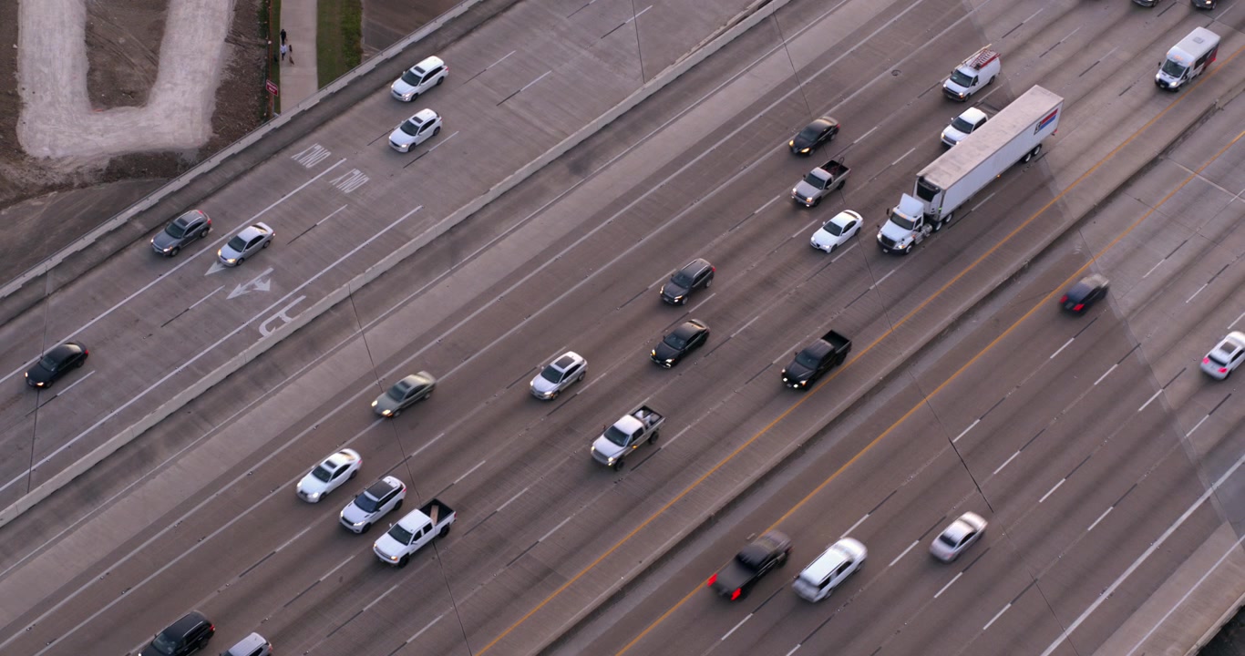 Veduta a volo d'uccello di auto sull'autostrada I-10 Ovest ed Est a Houston, Texas.