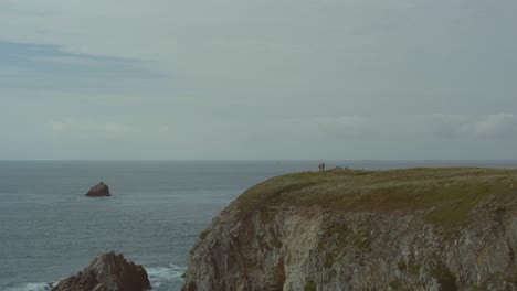 Costa-Rocosa-De-Bretaña-Con-Dos-Personas-En-La-Distancia