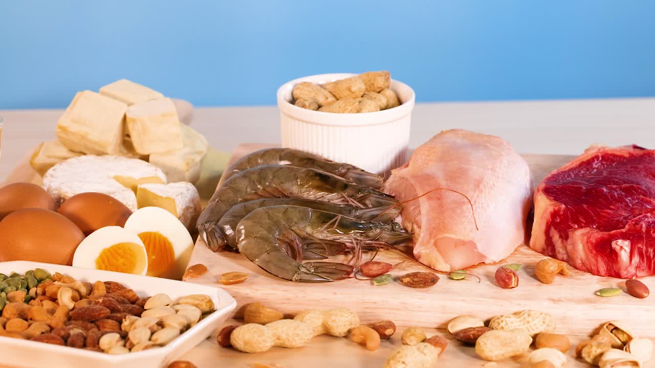 variedad de alimentos ricos en proteínas en una mesa