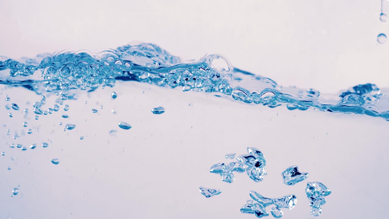 물 속의 많은 거품이 가까이에서, 느린 움직임의 거품과 함께 추상적인 물 파동