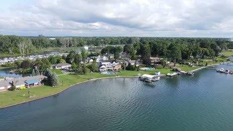 Casas-Y-Puerto-Deportivo-En-La-Isla-De-Grosse-Ile-Cerca-De-Trenton,-Michigan,-EE.UU.