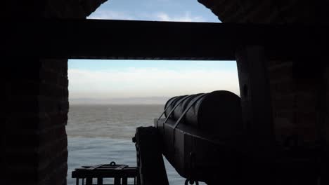 canon en la antigua fortaleza que apunta hacia el río