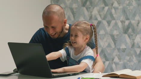 Papá-En-Cámara-Lenta-Con-Risa-De-Hija-Pequeña