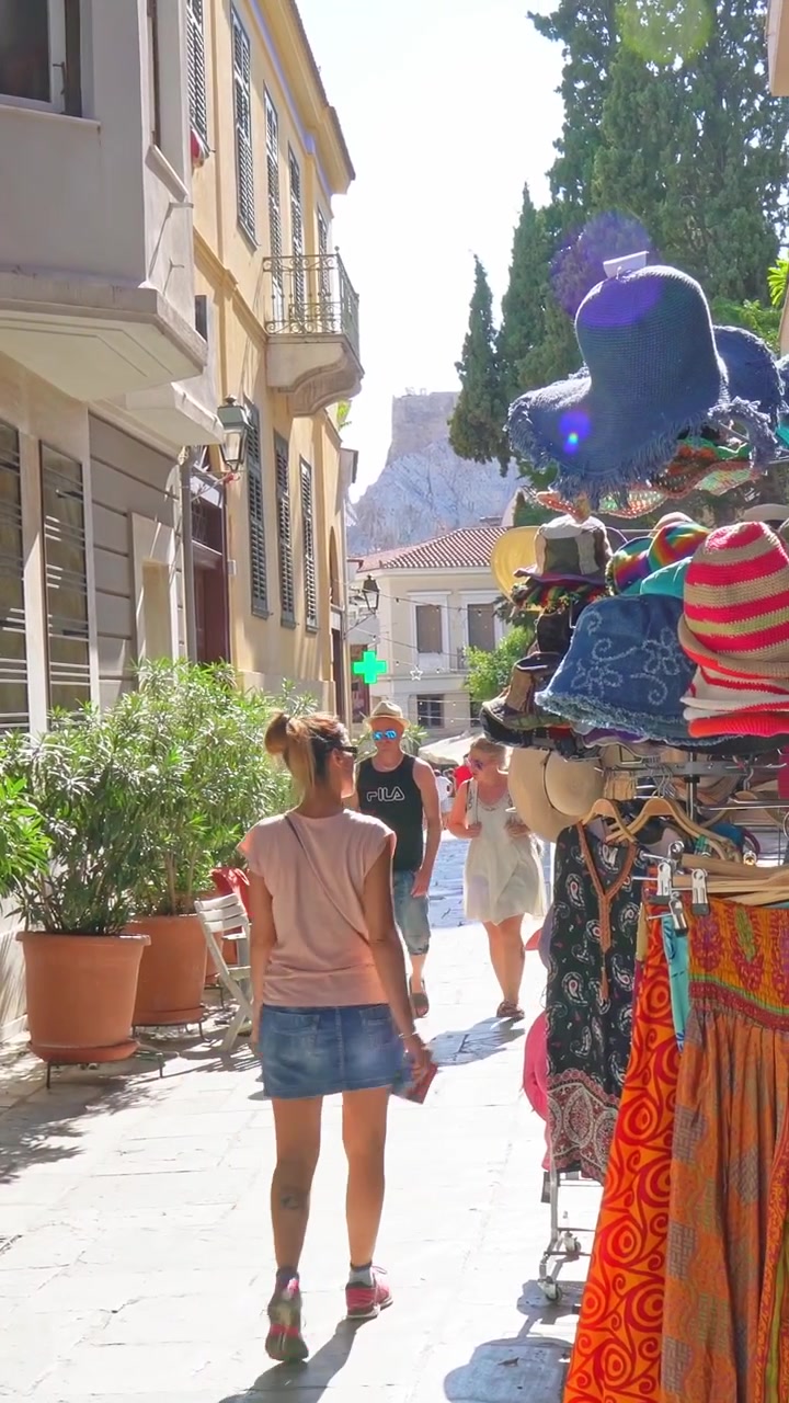 Donna che cammina per una via turistica ad Atene, Grecia