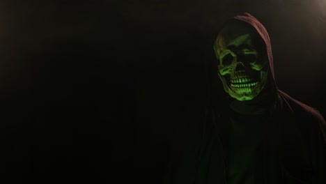 Gruselige-Skelettschädelkopffigur-In-Einer-Kapuze-Für-Halloween--Oder-Horrorvideos