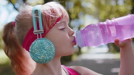 Sportliche-Fitness-Sport-Jogger-Kleinkind-Kind-Mädchen-Trinkwasser-Aus-Der-Flasche-Nach-Dem-Training-Trainieren