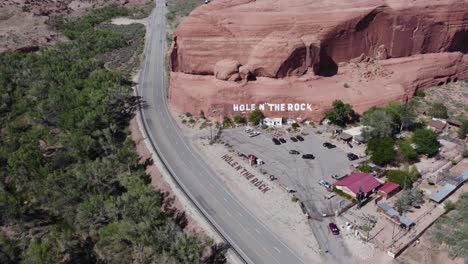 agujero turístico en la atracción de carretera de roca en el desierto del suroeste de ee. uu. - aéreo