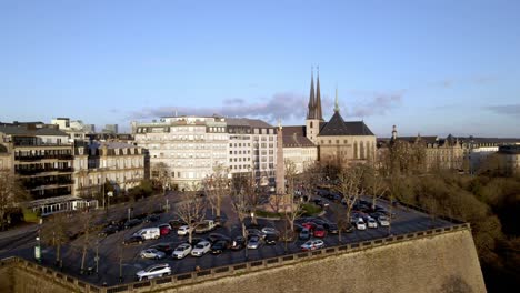 Drone-Volando-Sobre-El-Centro-De-La-Ciudad-De-Luxemburgo