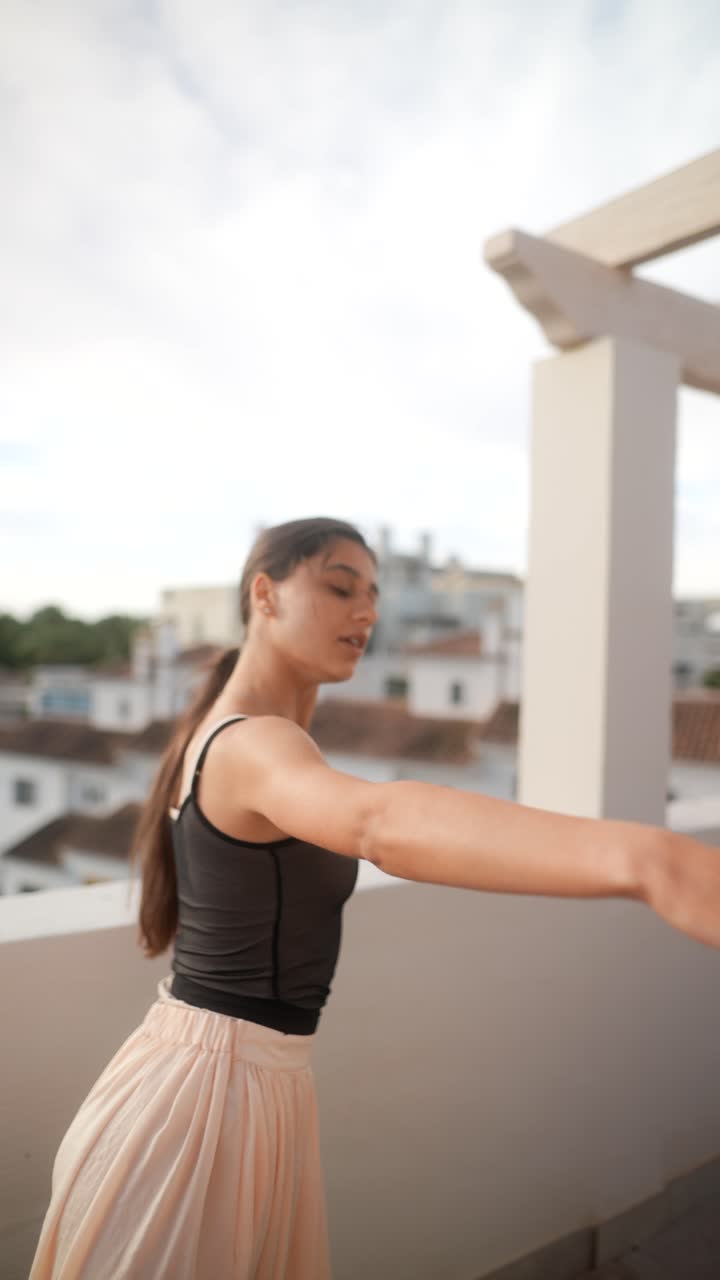 bailarina de ballet en un balcón