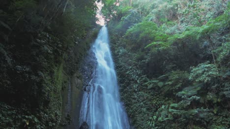 El-Agua-Roja,-También-Conocida-Como-Malisbog,-Cae-Lentamente-Envuelta-Por-La-Niebla-En-Brgy