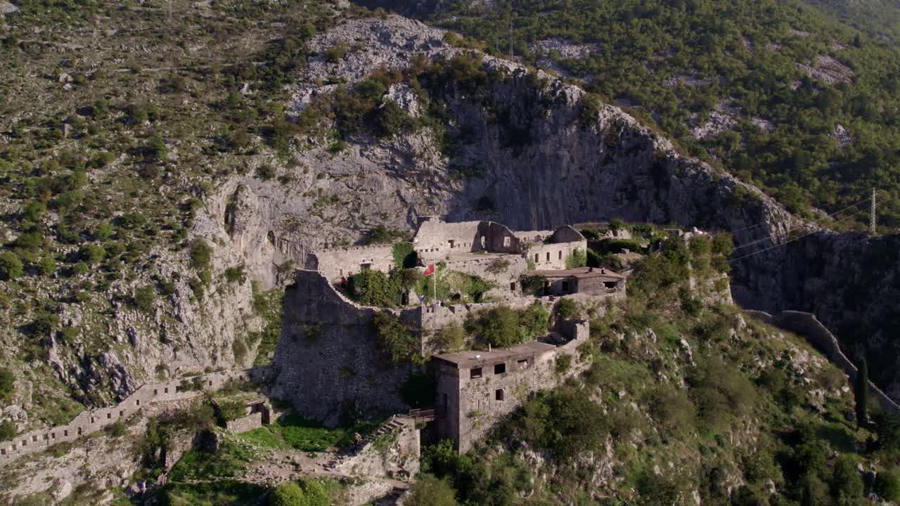 Scatto aereo della Baia di Cattaro con rovine medievali e forte, Montenegro.