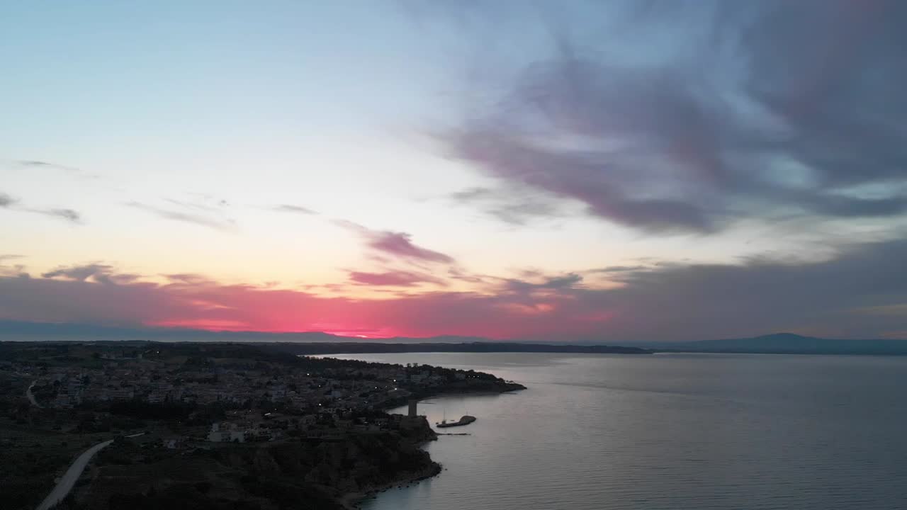 hermosa puesta de sol en la costa de halkidiki, grecia