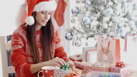 Mujer-Joven-Decorando-Sus-Regalos-De-Navidad.