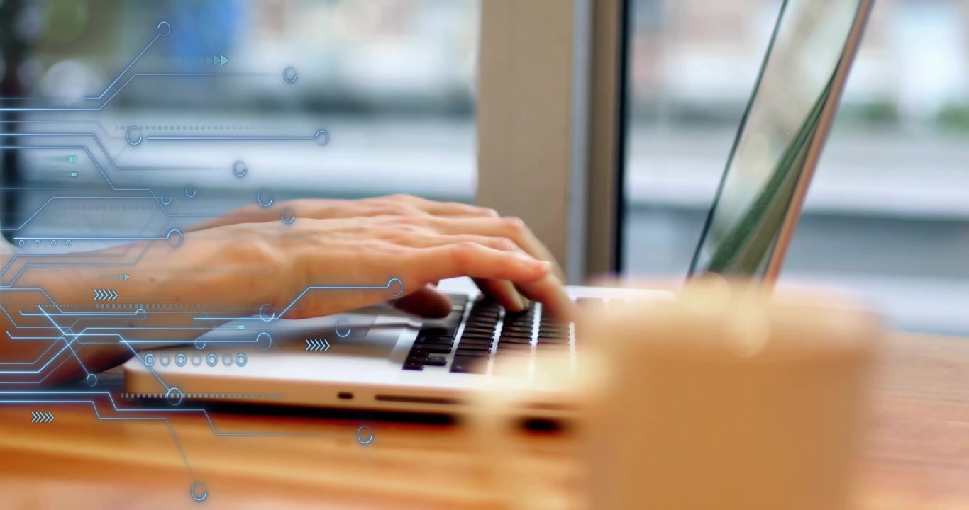 Il focus si sposta dalla tazza alla tastiera, attivando le mani che digitano e mostrano un lavoro concentrato tramite luci animate.