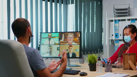 participar en una videoconferencia grupal en línea