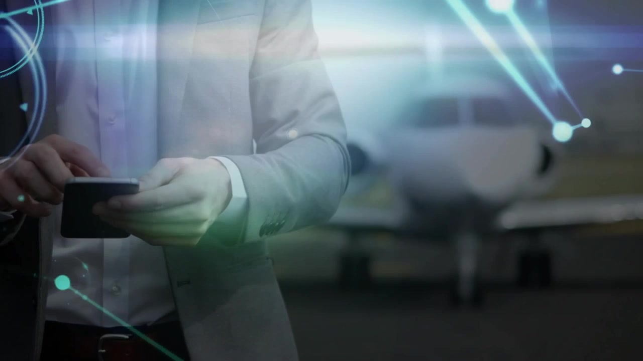 Zoom della telecamera che rivela un uomo in blazer che tocca il telefono, accedendo a dati sulla pista, con un jet privato e un HUD.