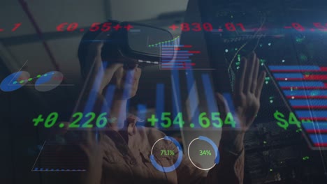 animación de datos sobre ingeniera de ti caucásica con auriculares vr por servidores de computadora