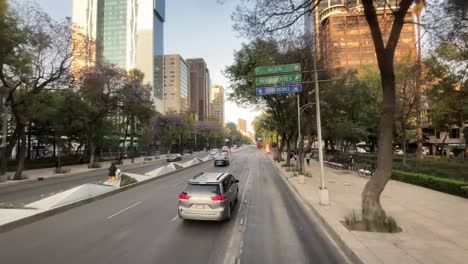 Toma-En-Cámara-Lenta-Del-Tráfico-Del-Paseo-De-La-Reforma-En-La-Ciudad-De-México