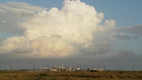 hermoso lapso de tiempo de nubes sobre una refinería de petróleo