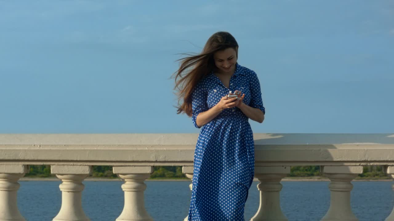 una joven comprobando sus mensajes.