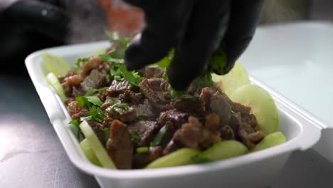 tazón keto con bistec picado a la parrilla, pepinos y cilantro - serie de camiones de comida